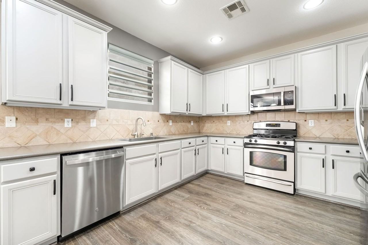 10328 Burwood St - Photo 2 of 42