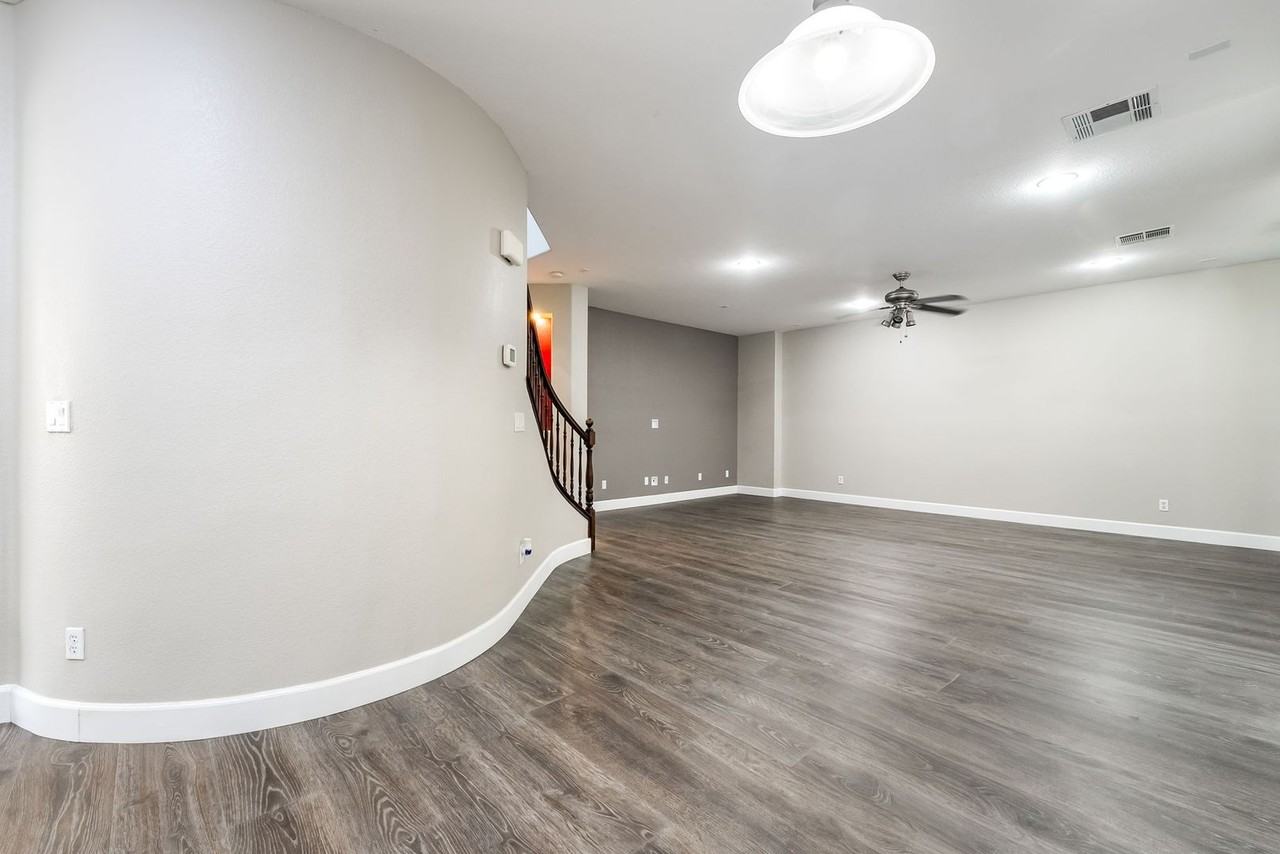 10328 Burwood St - Photo 4 of 42