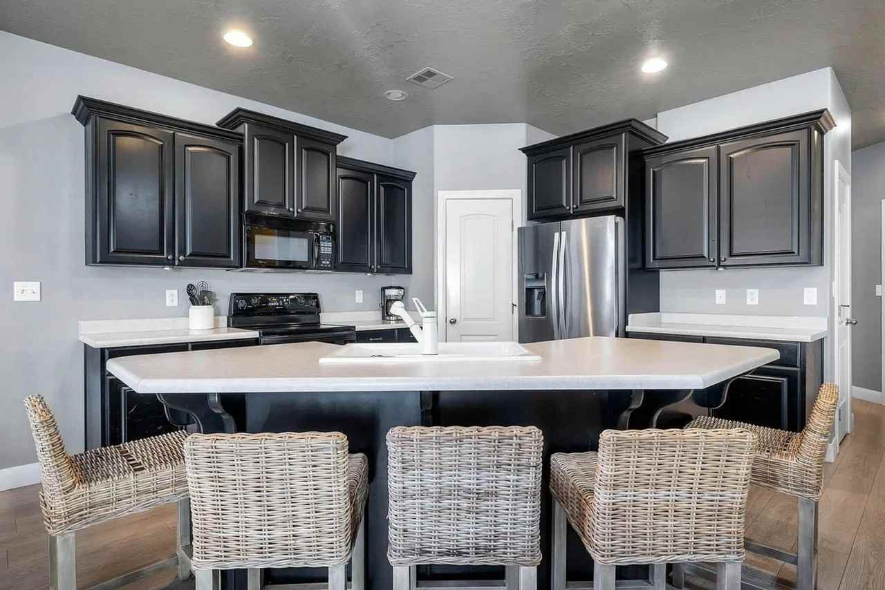2369 E 350 N - Photo 3 of 21