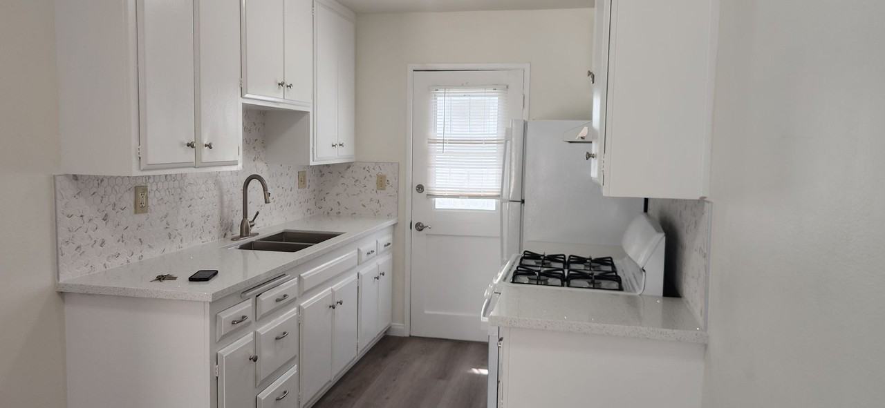 150 E Lakeshore Dr #18 - Photo 7 of 20
