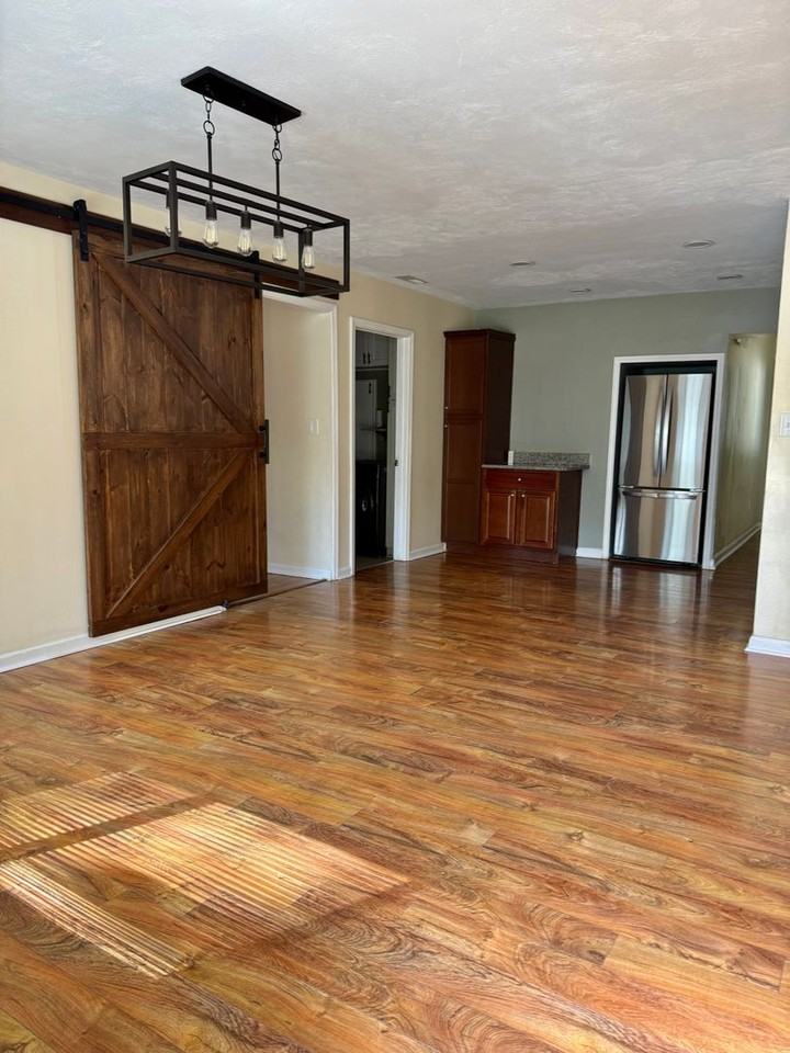 4700 Victory Rd - Photo 3 of 38