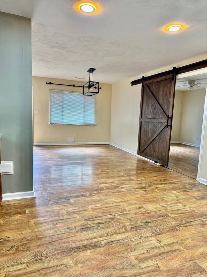 4700 Victory Rd - Photo 5 of 38
