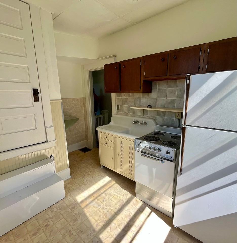 123 E 6th St - Photo 3 of 6