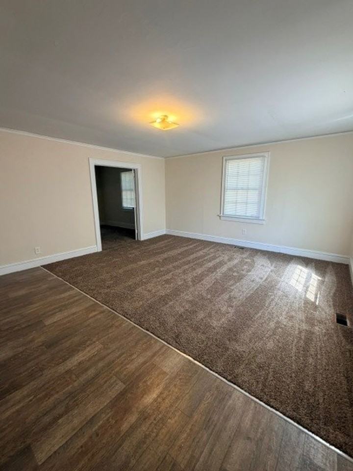 224 Sloan Ave - Photo 2 of 10