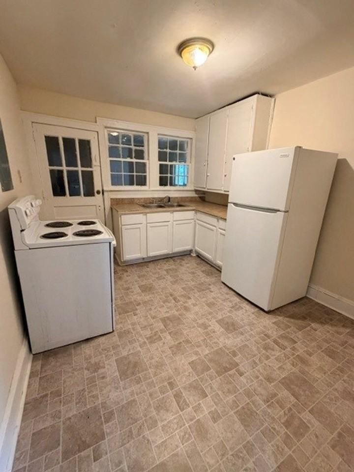 224 Sloan Ave - Photo 3 of 10
