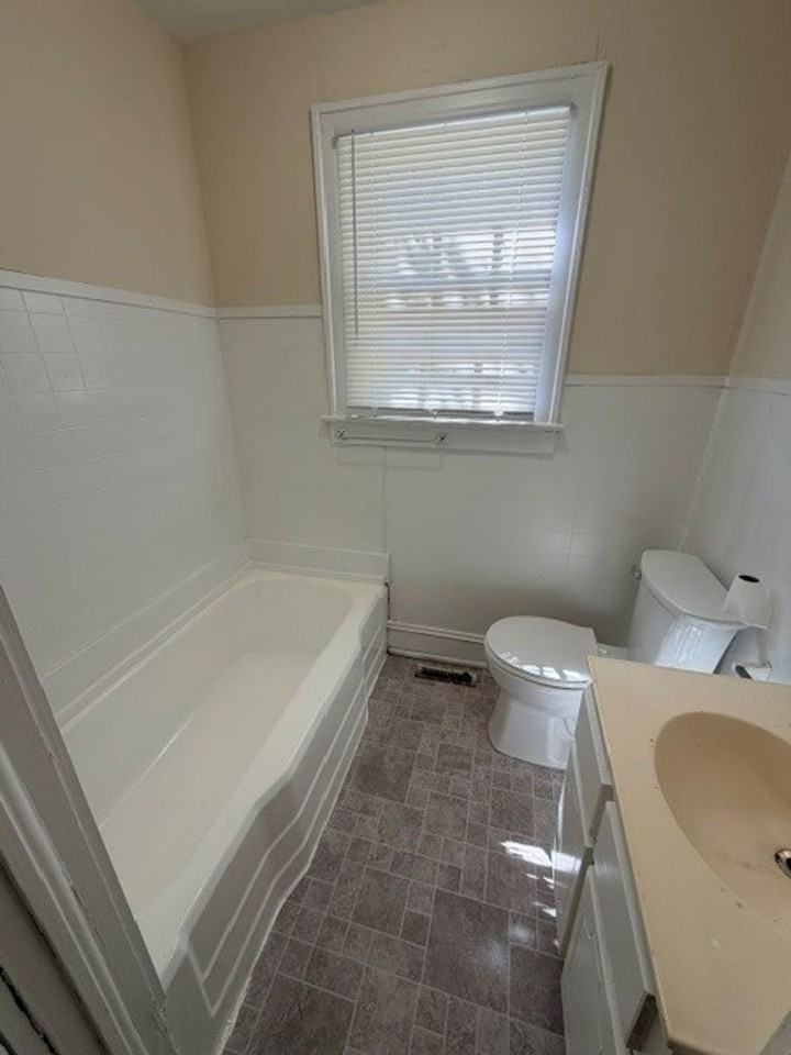 224 Sloan Ave - Photo 7 of 10