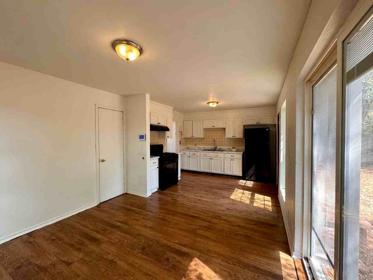 1302 Se 40th St - Photo 3 of 12