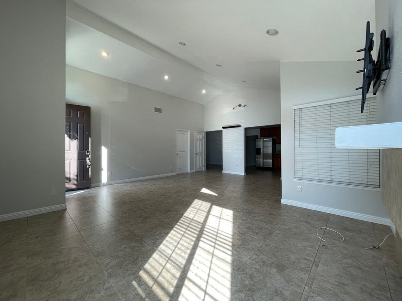 6661 Forest St - Photo 6 of 20