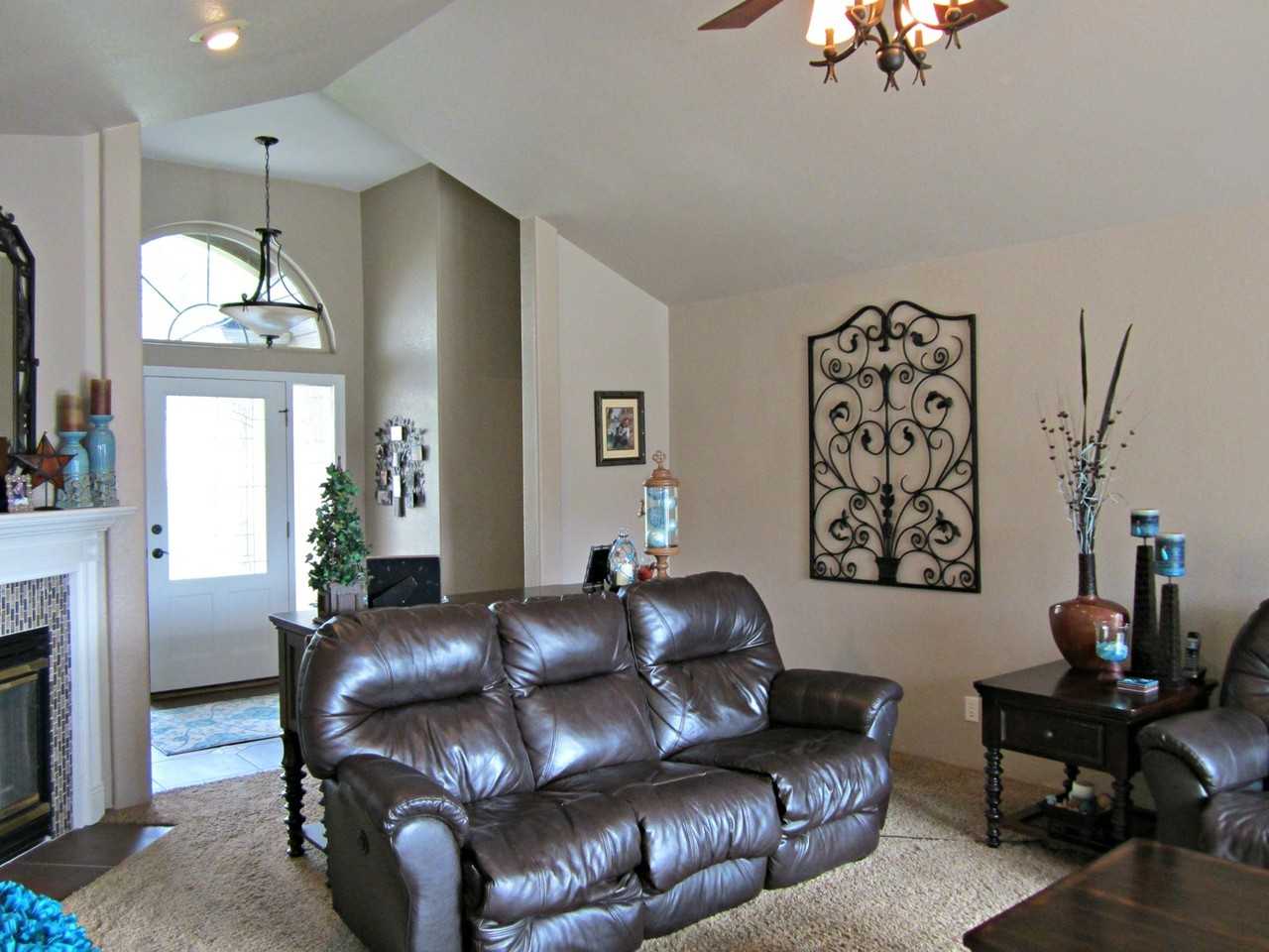 2315 Nw Witherspoon Ave - Photo 3 of 16