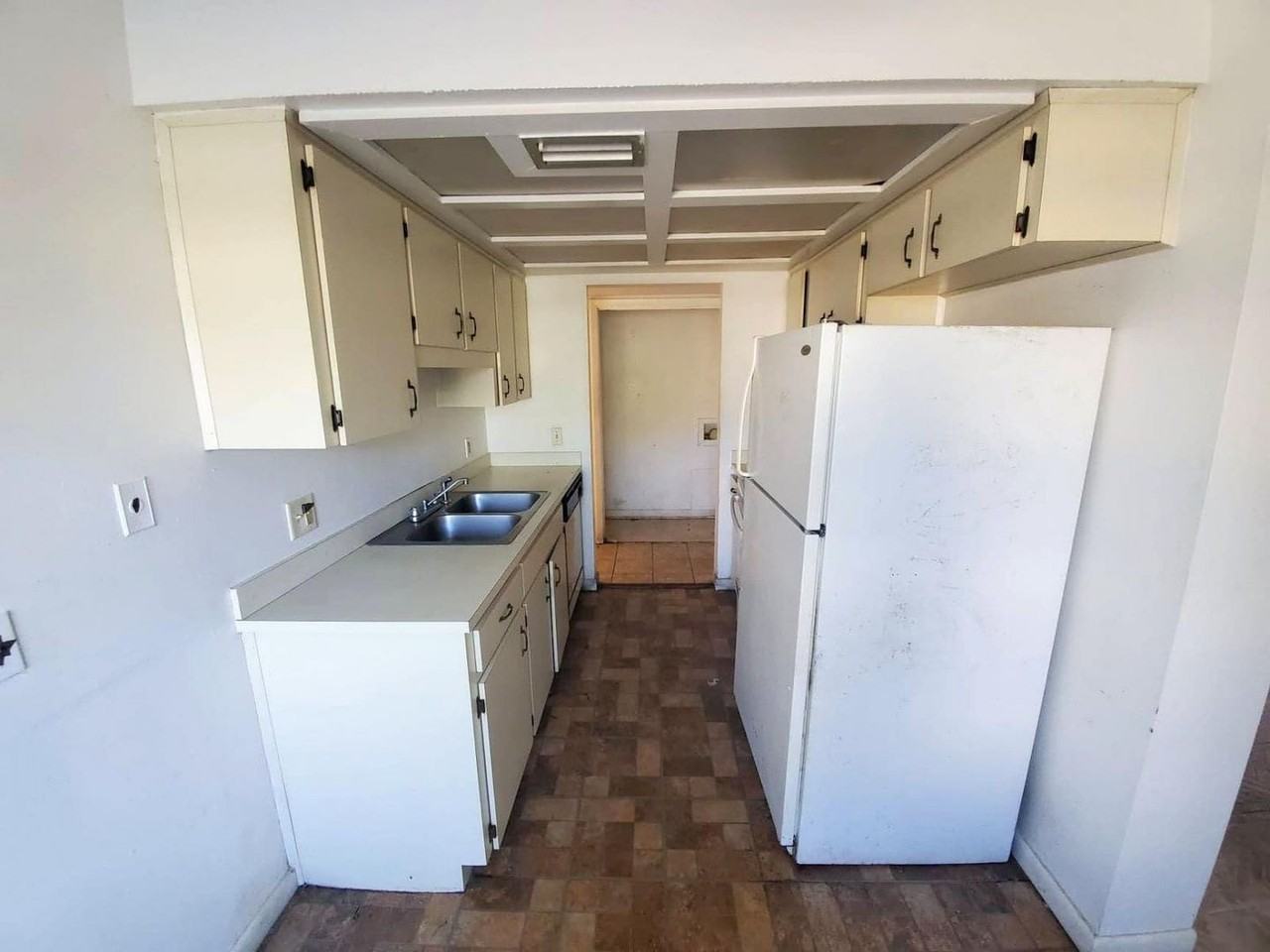 650 Avenue J Nw - Photo 2 of 21