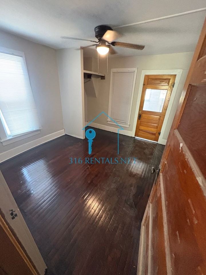 113 W 10th St - Photo 3 of 12