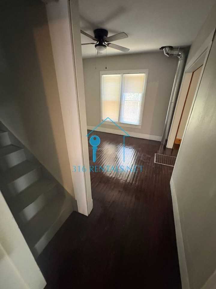 113 W 10th St - Photo 4 of 12