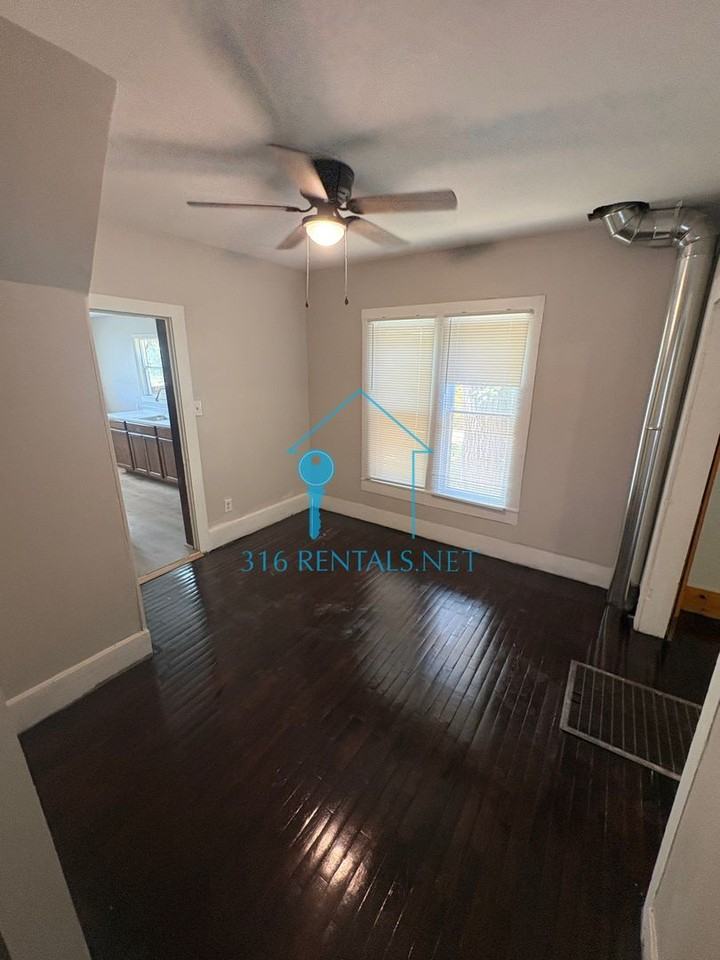113 W 10th St - Photo 5 of 12