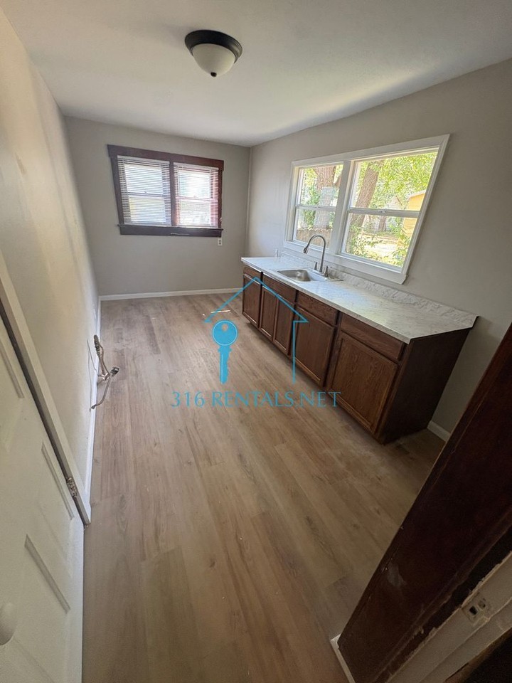 113 W 10th St - Photo 6 of 12