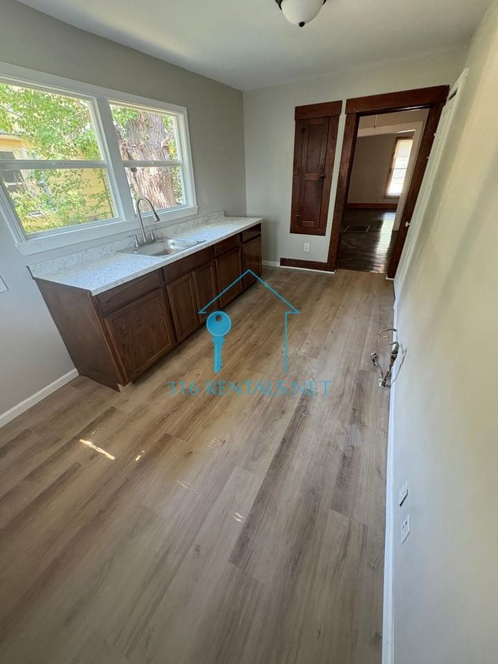 113 W 10th St - Photo 7 of 12