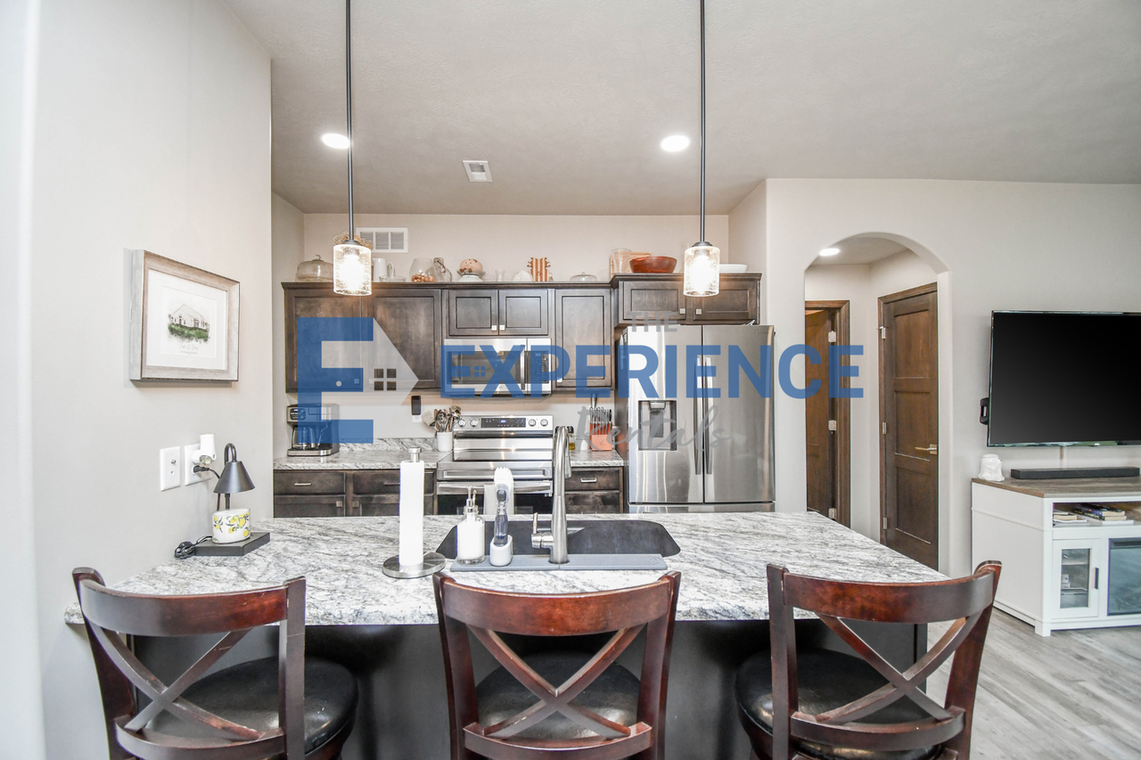 5810 S Whisper Creek Pl - Photo 4 of 41
