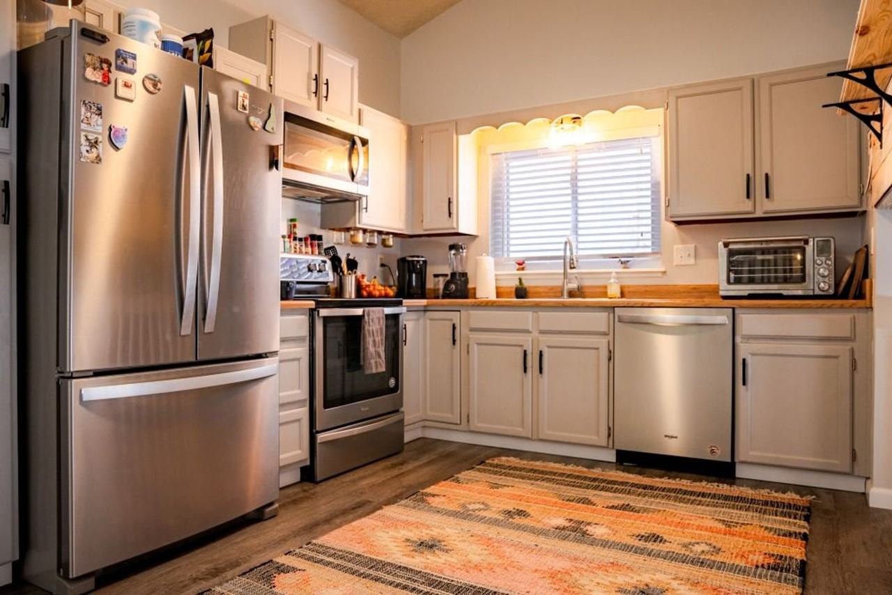 6065 Pemberton Way - Photo 7 of 27