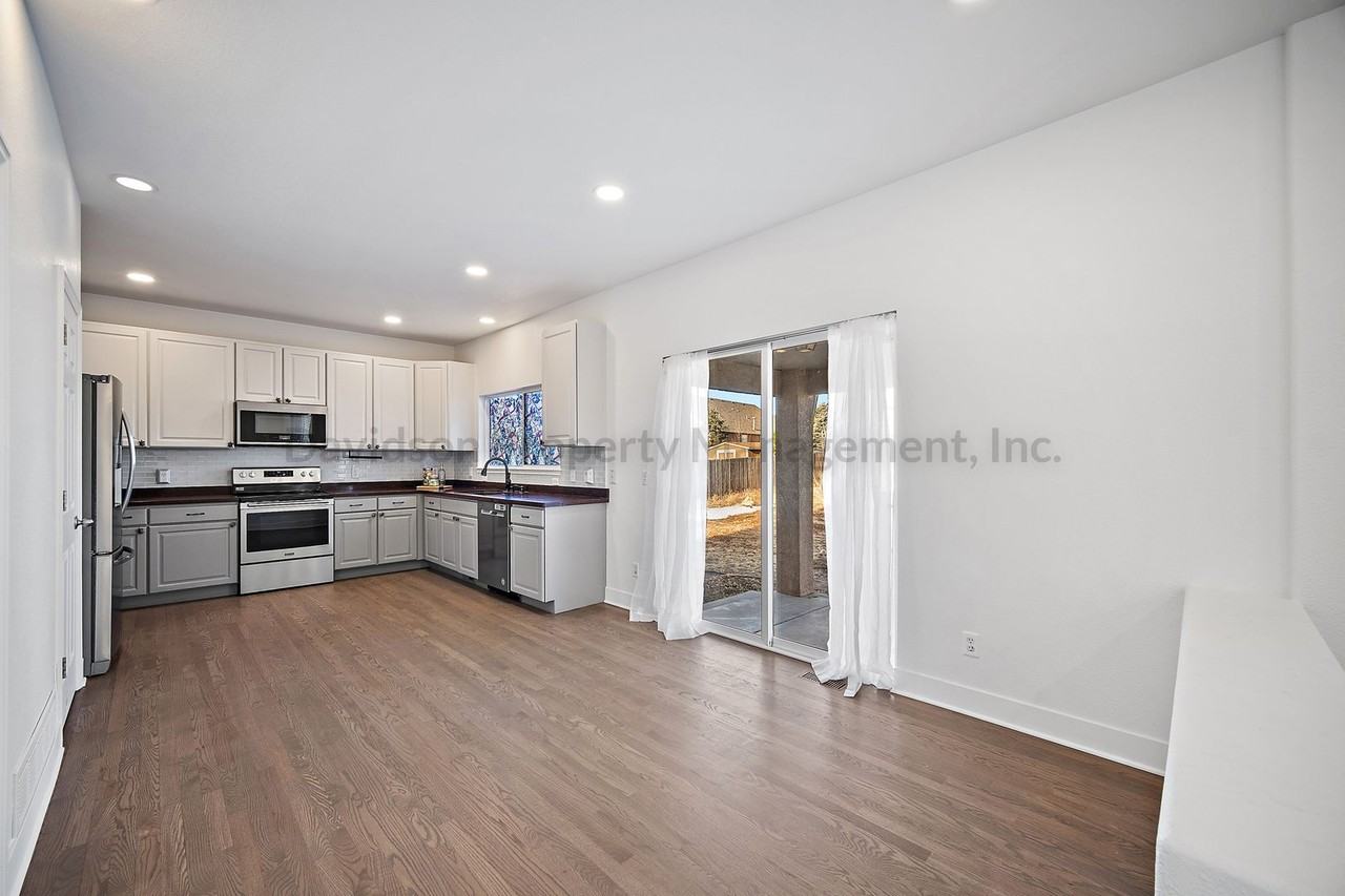 9188 Sunningdale Rd - Photo 6 of 26