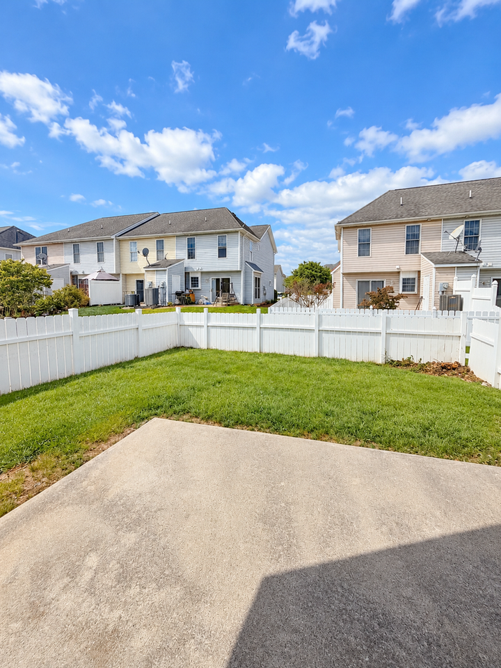 1130 Patrick Henry Pl - Photo 2 of 10