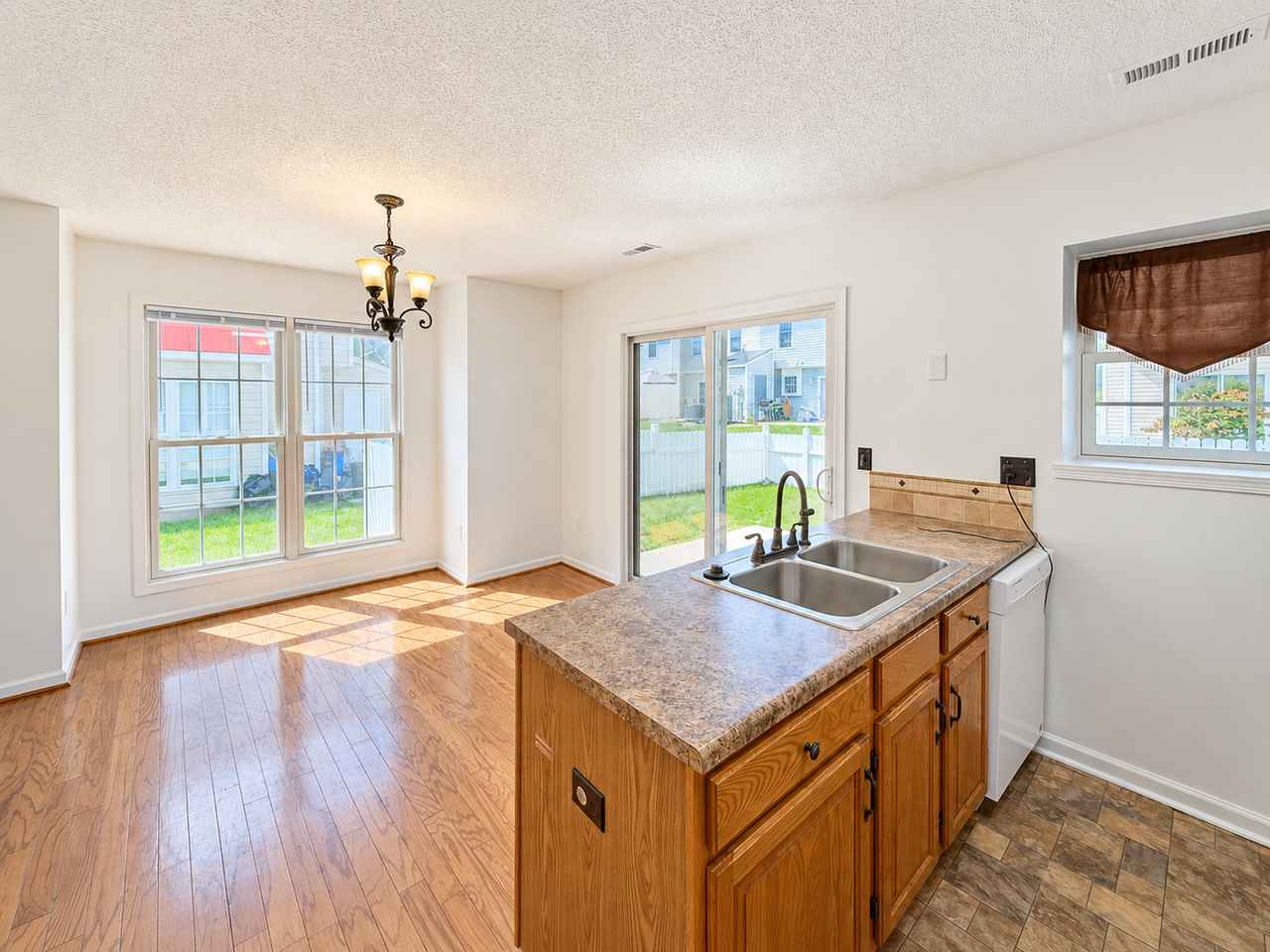 1130 Patrick Henry Pl - Photo 5 of 10
