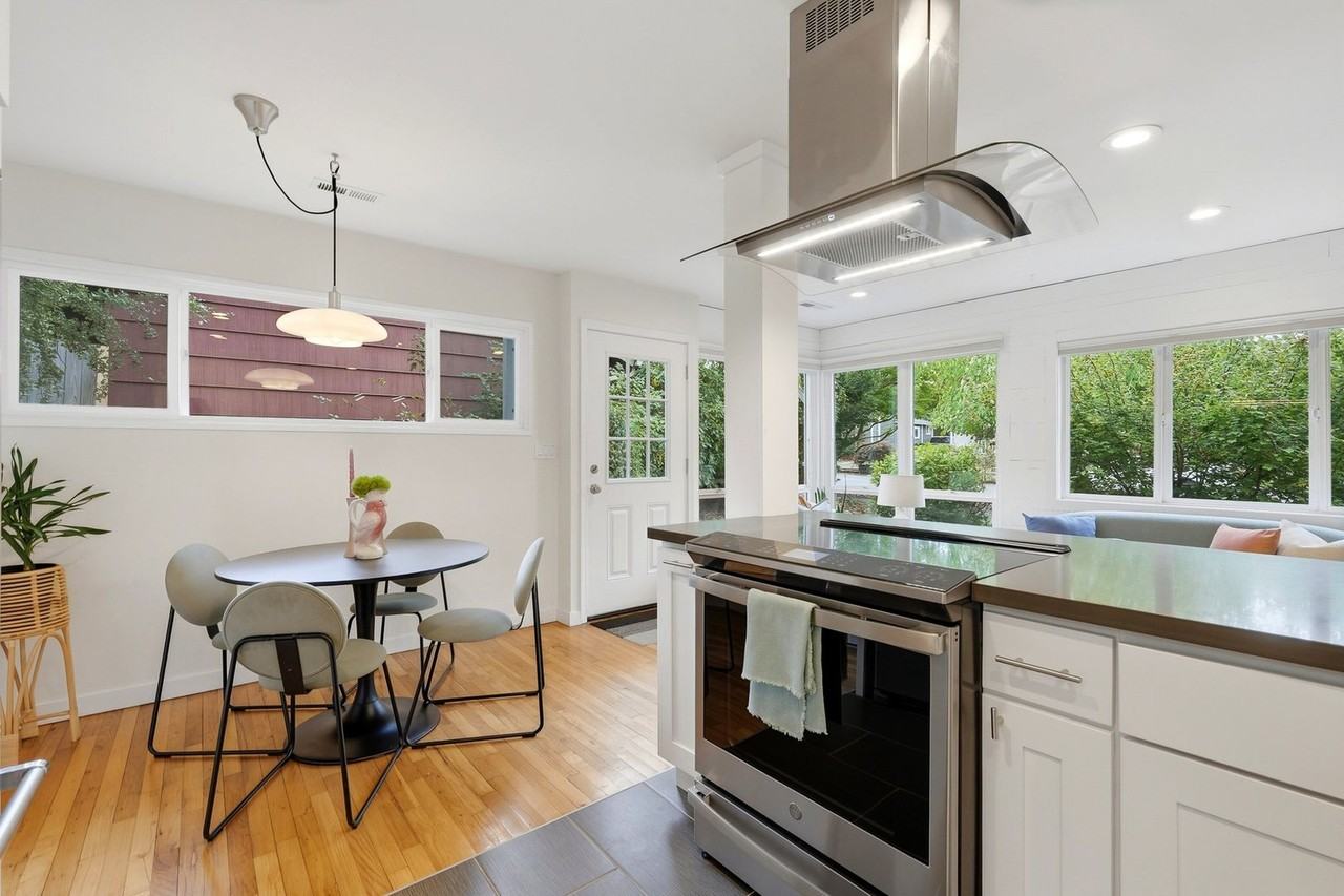 9244 N Allegheny Ave - Photo 3 of 30