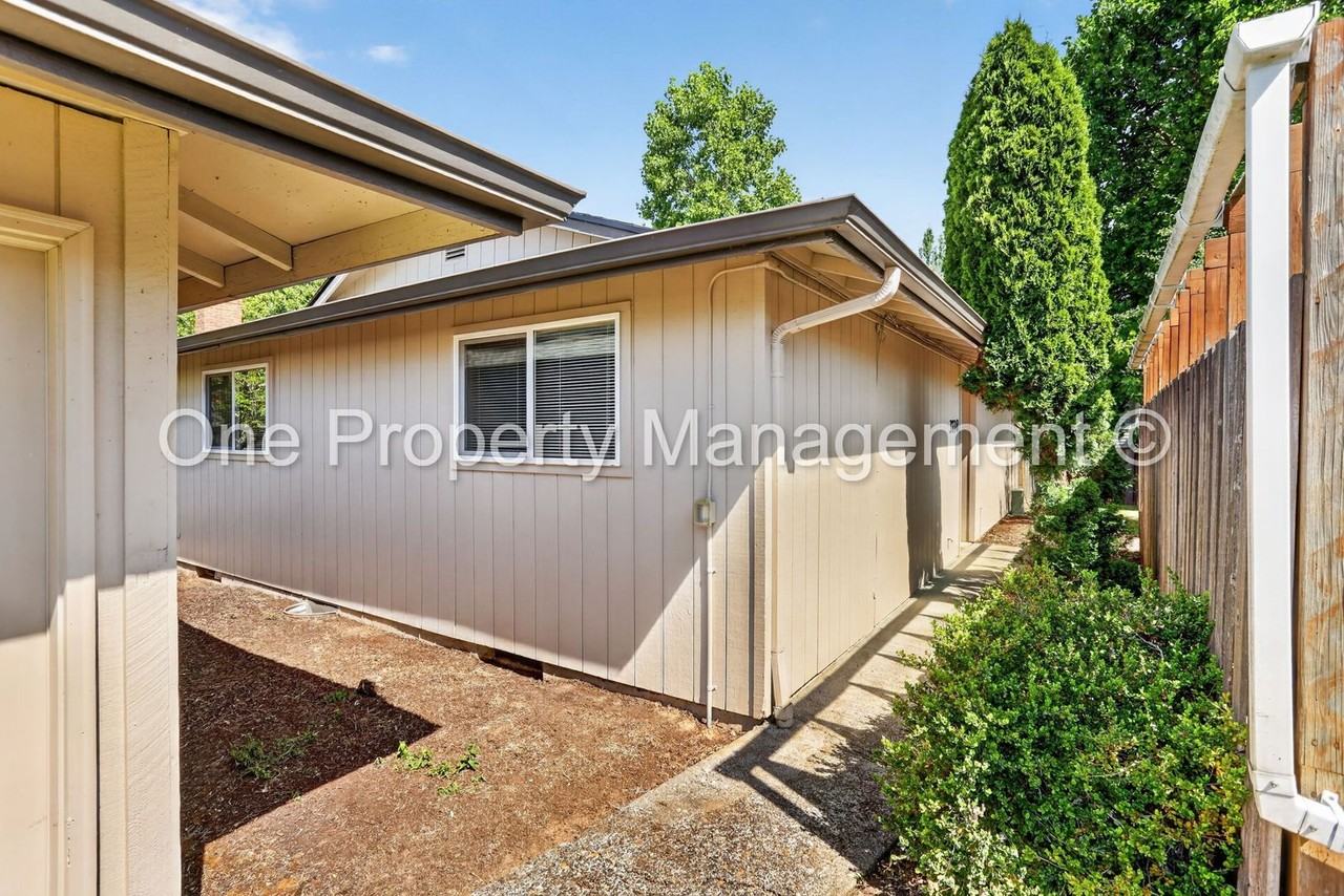3738 Ne 45th St - Photo 3 of 25