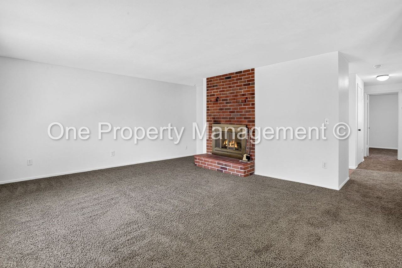 3738 Ne 45th St - Photo 6 of 25