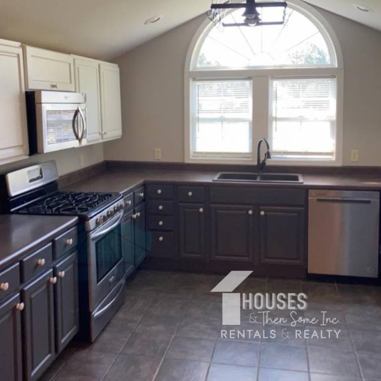 109 Roper Rd - Photo 5 of 20