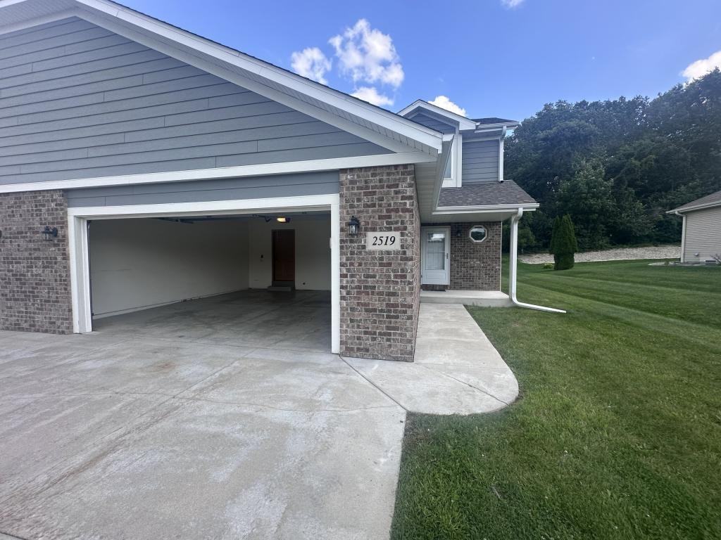 2519 Parkfield Dr - Photo 2 of 41