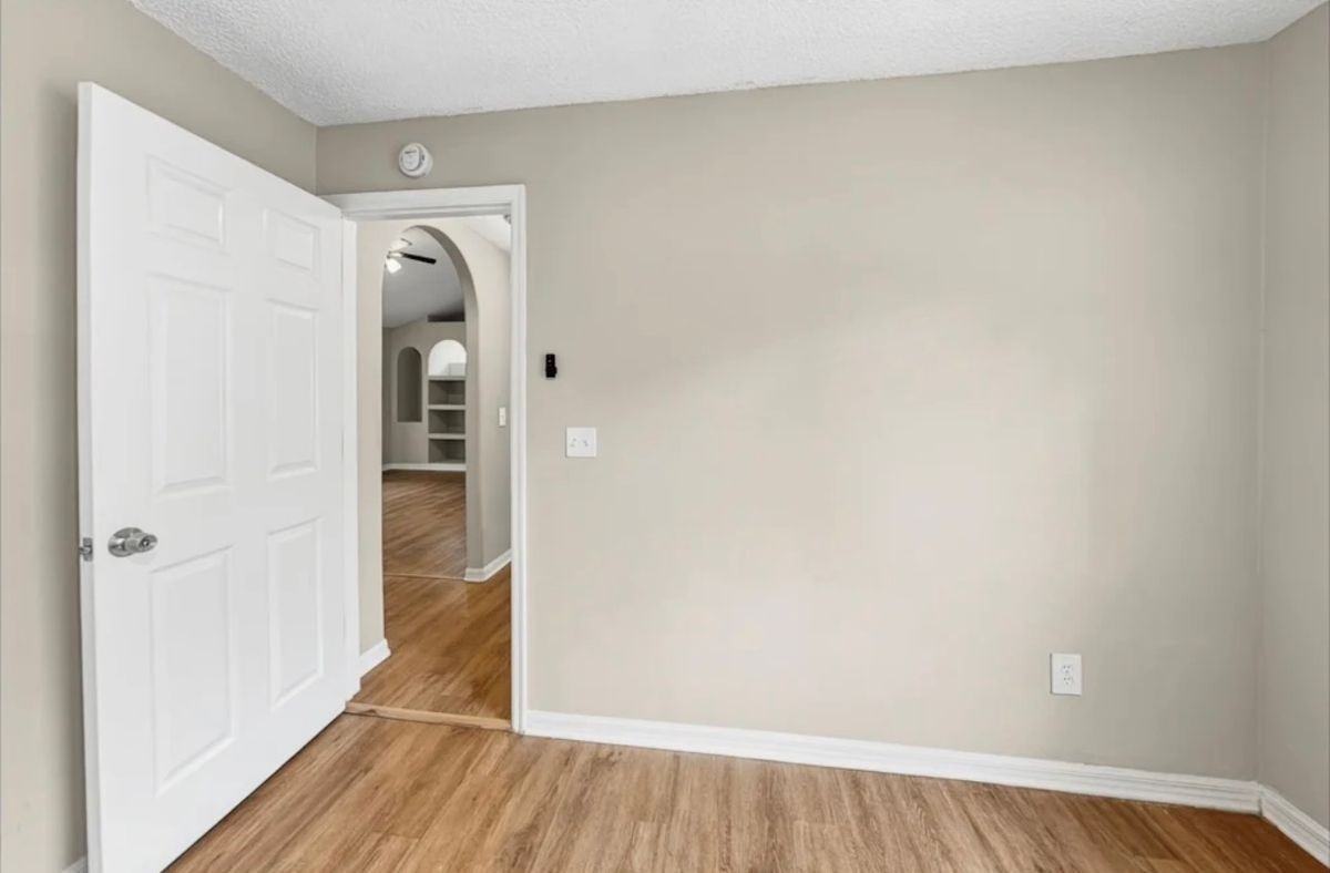 205 Hillview Dr - Photo 3 of 17