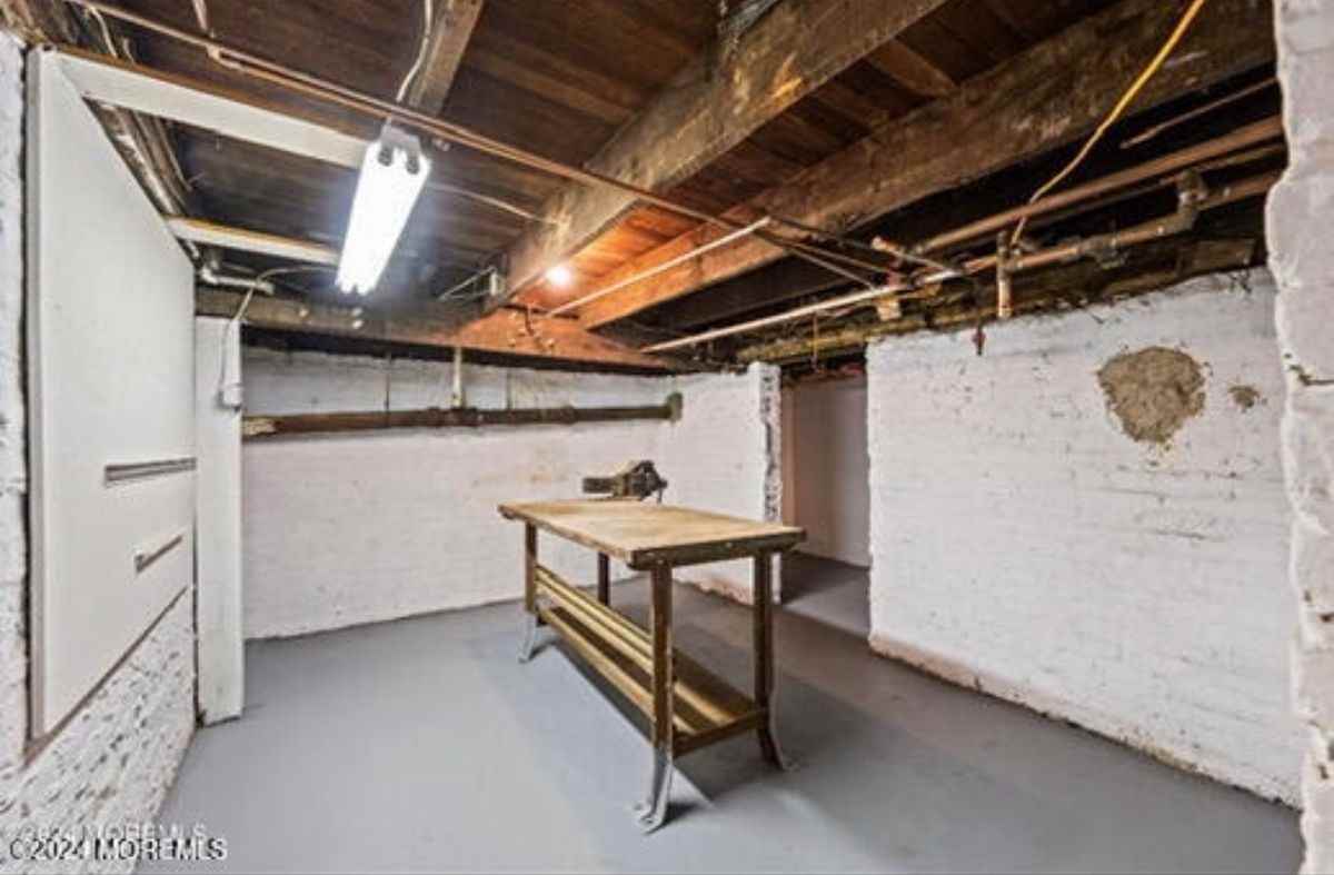 437 Willow Ave - Photo 2 of 10
