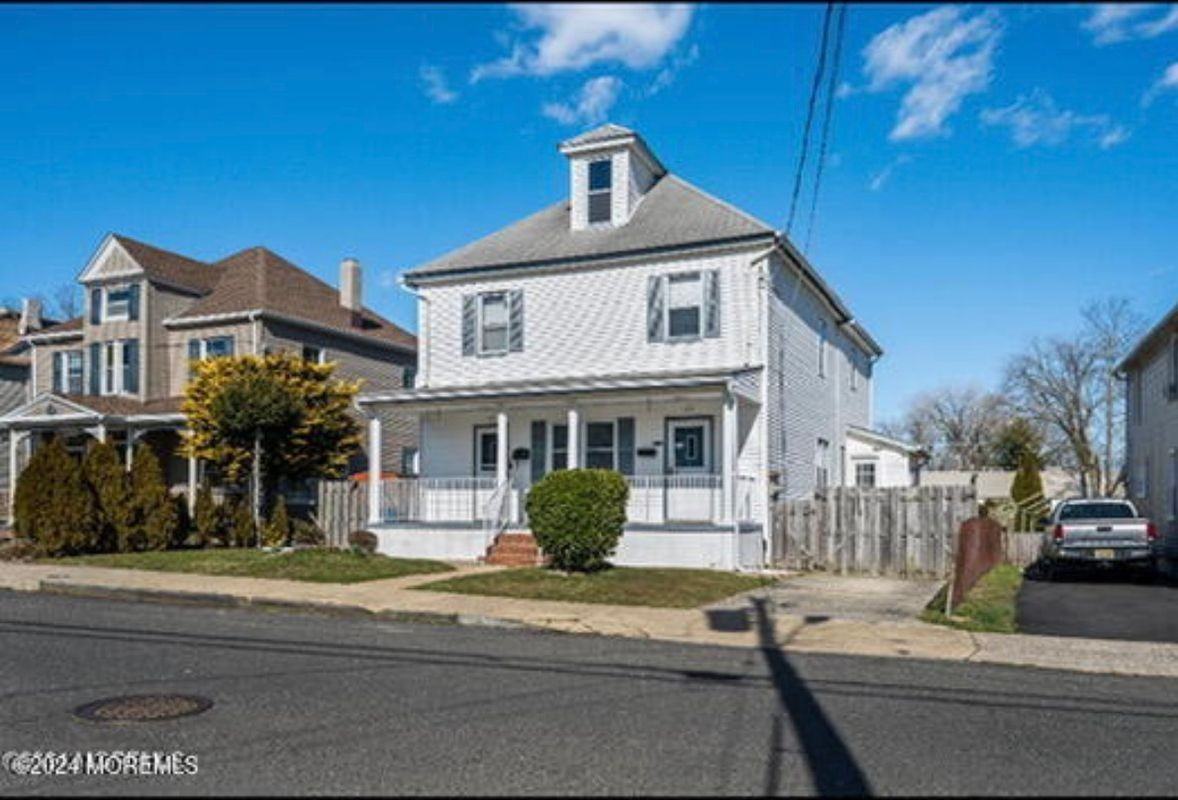 437 Willow Ave - Photo 3 of 10
