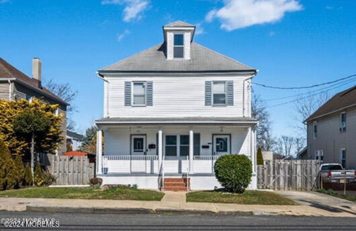 437 Willow Ave - Photo 4 of 10