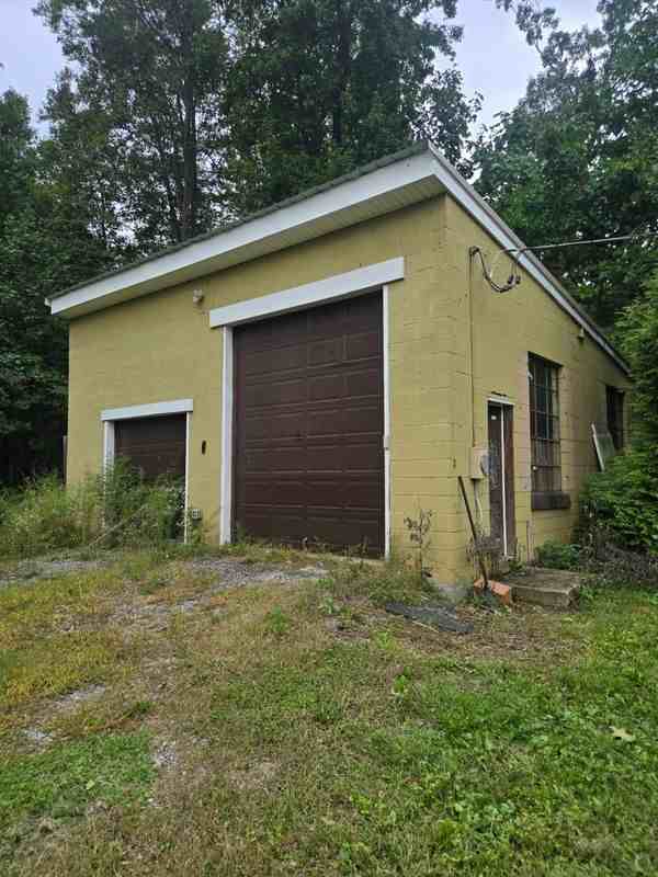 1390 Airport Rd - Photo 2 of 4