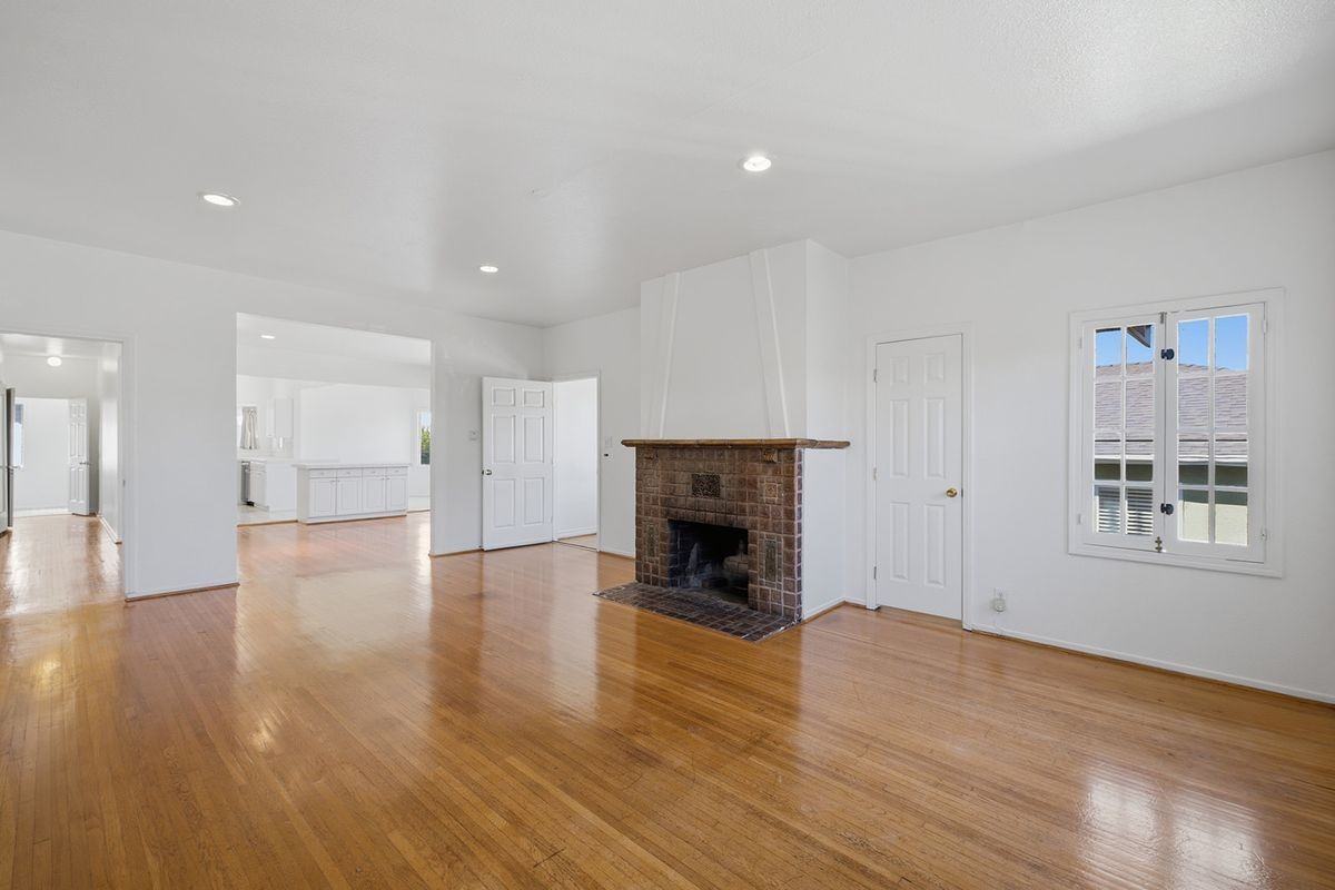 1097 S Orange Dr - Photo 2 of 3