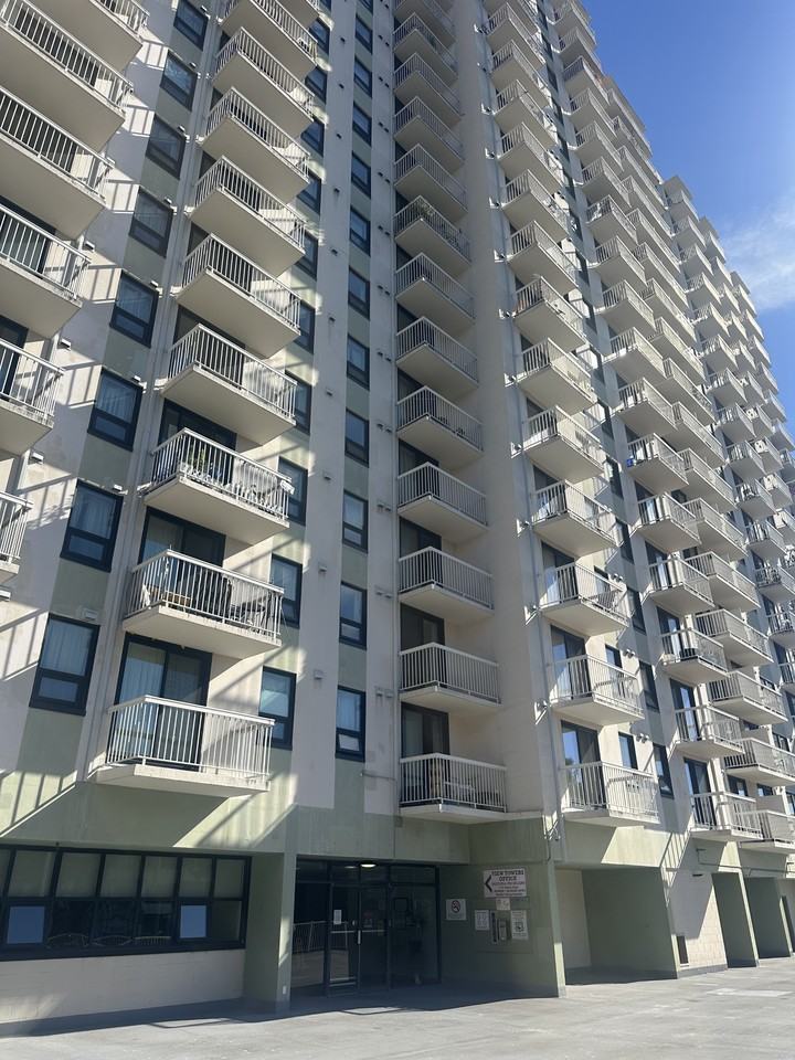 View Towers - 1147 Quadra St - Photo 3 of 50