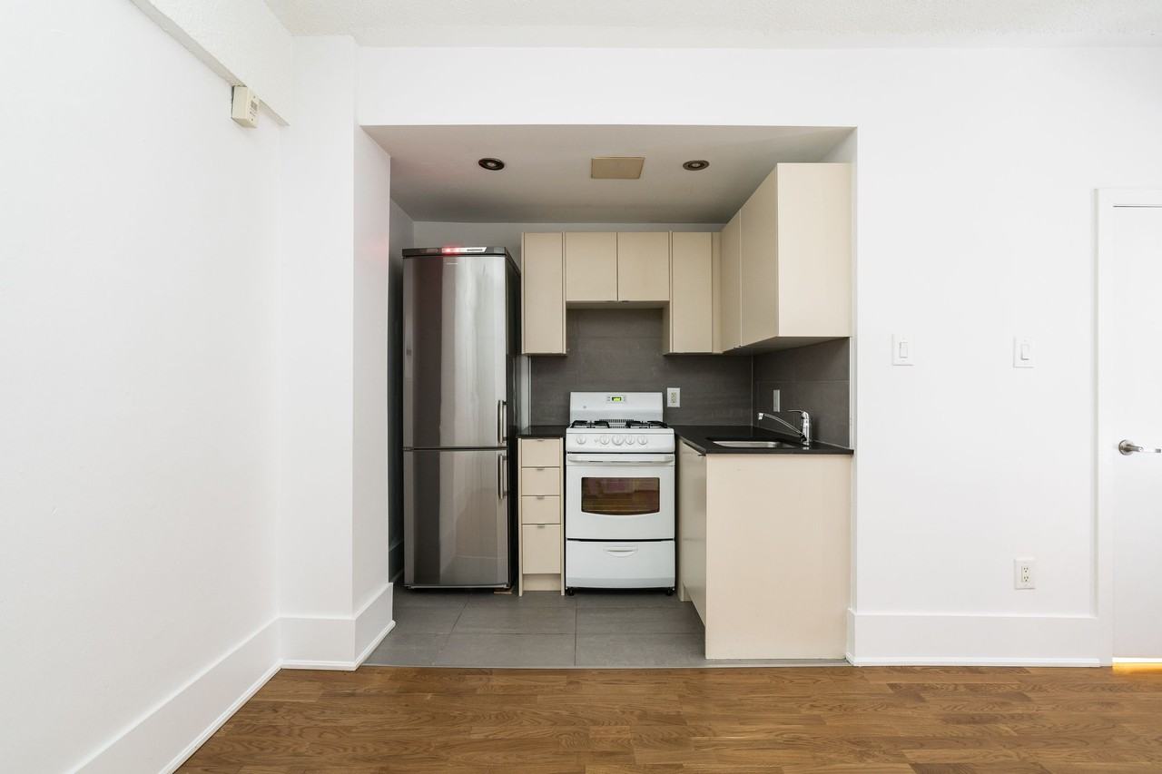 160 Huron Street - Photo 3 of 50