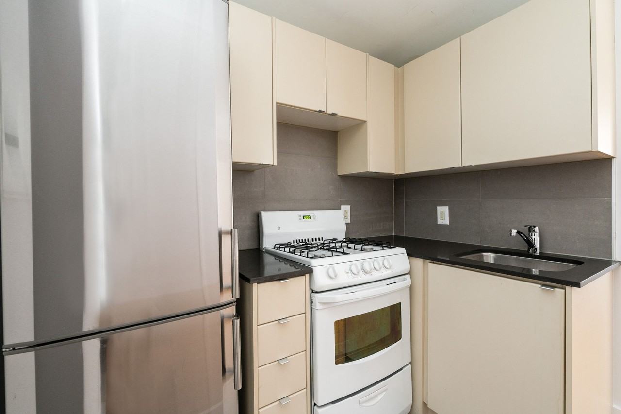 160 Huron Street - Photo 4 of 50