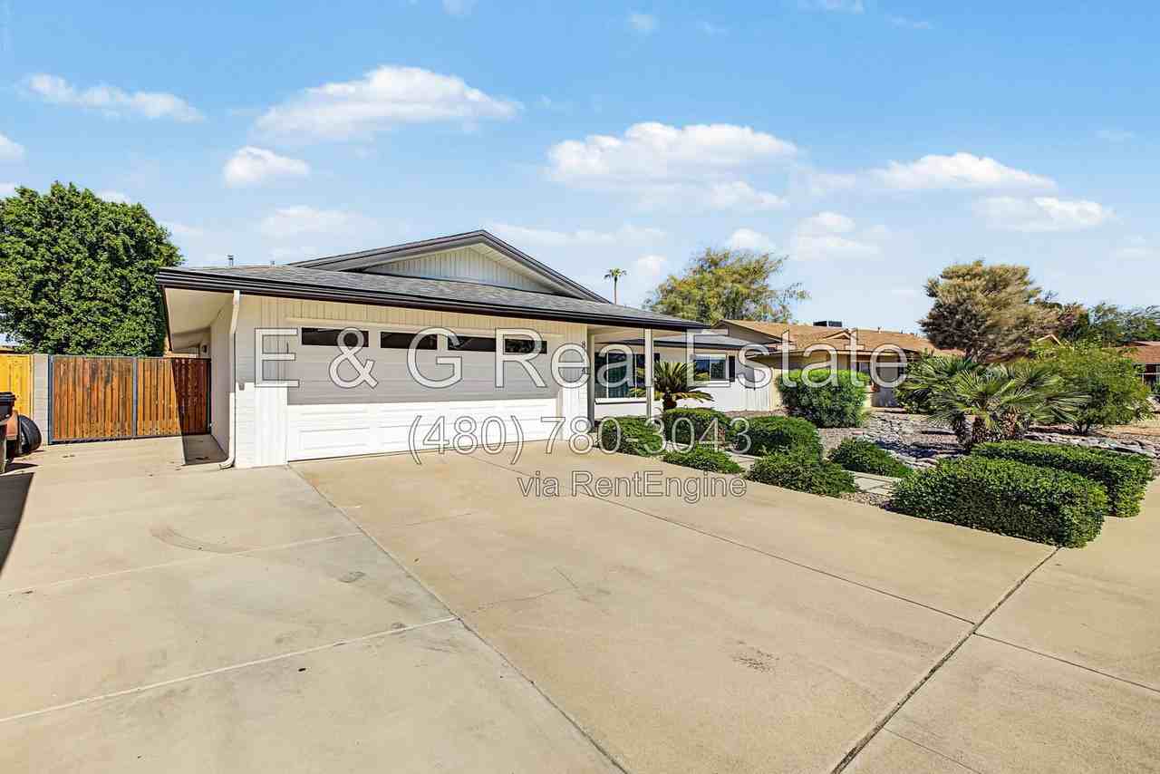 8714 E Clarendon Ave - Photo 4 of 35