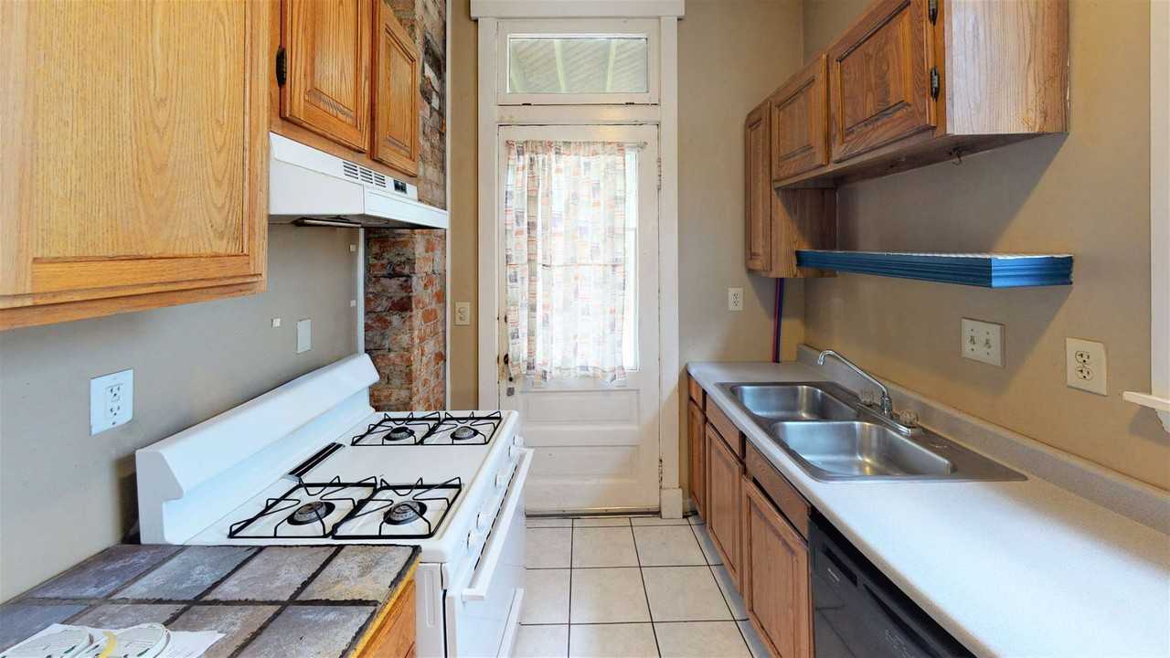 168 Warner St - Photo 4 of 13