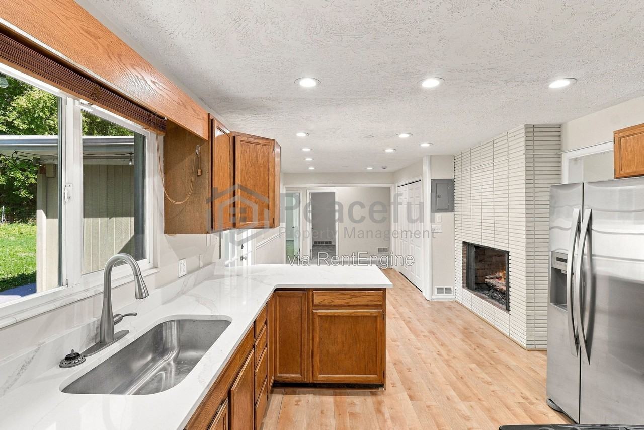 1373 E Luck Spring Dr - Photo 3 of 17