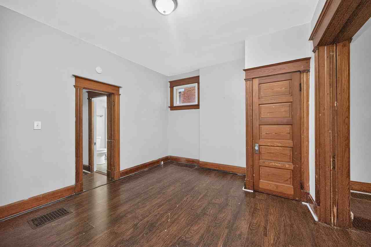 2349 Stratford Ave - Photo 7 of 33