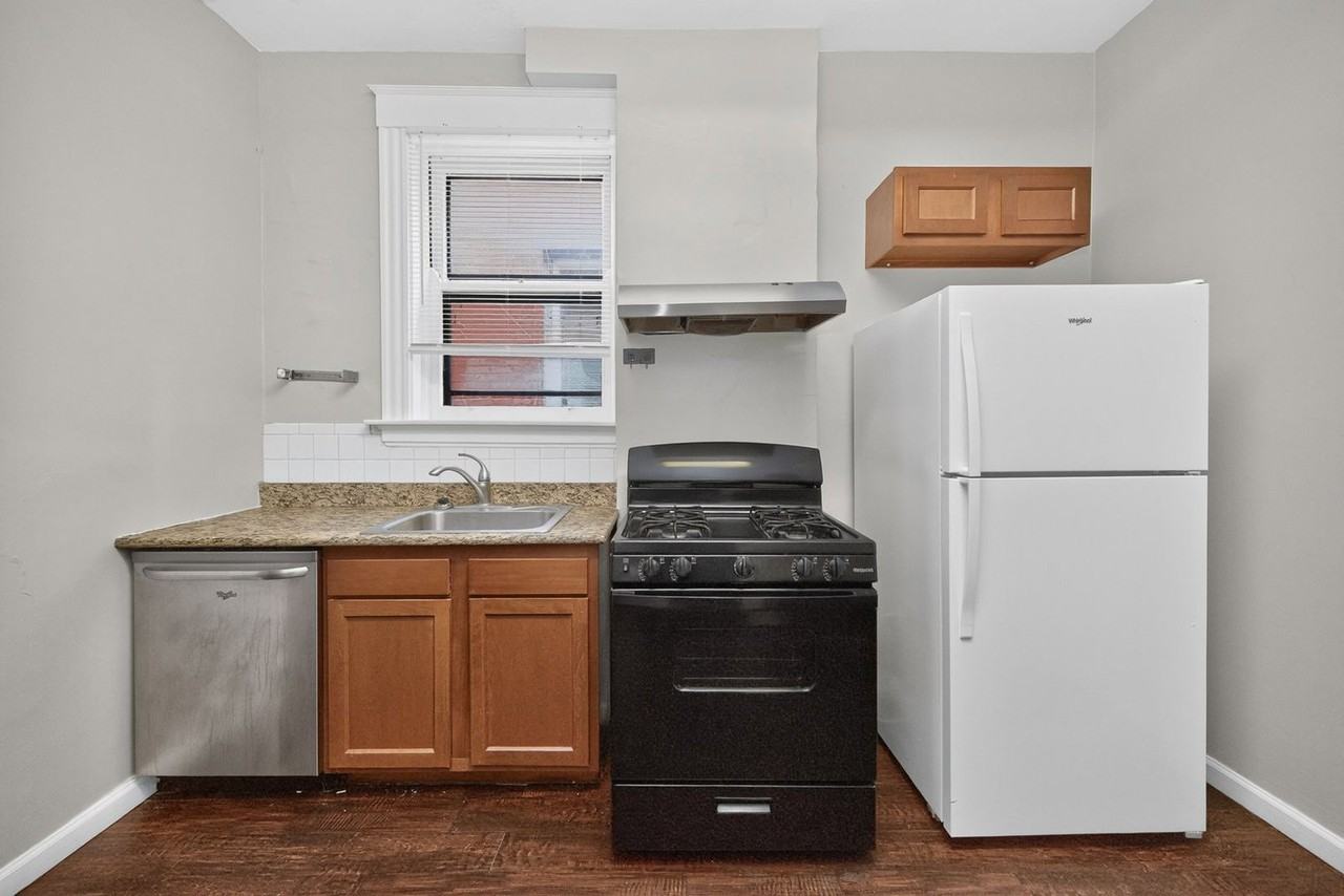 2358 Stratford Ave - Photo 4 of 34
