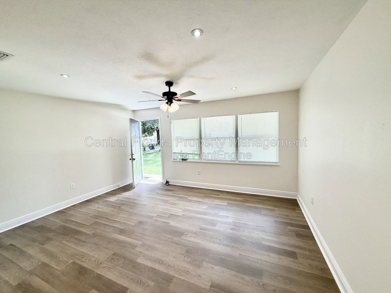 5561 Lido St - Photo 5 of 14