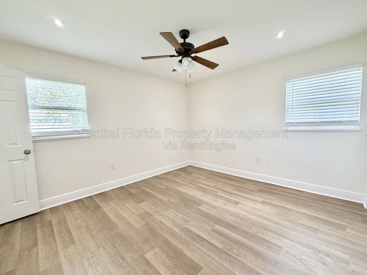 5561 Lido St - Photo 7 of 14