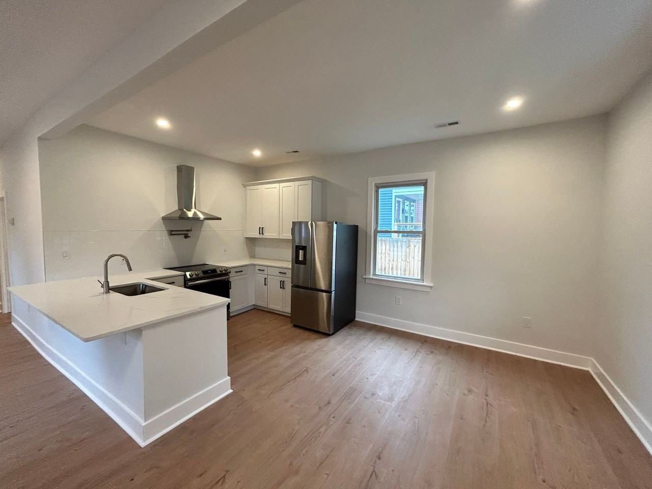 3004 Lawson St - Photo 5 of 27