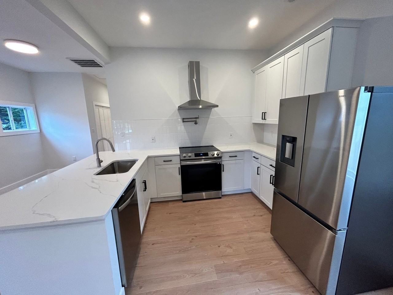 3004 Lawson St - Photo 6 of 27