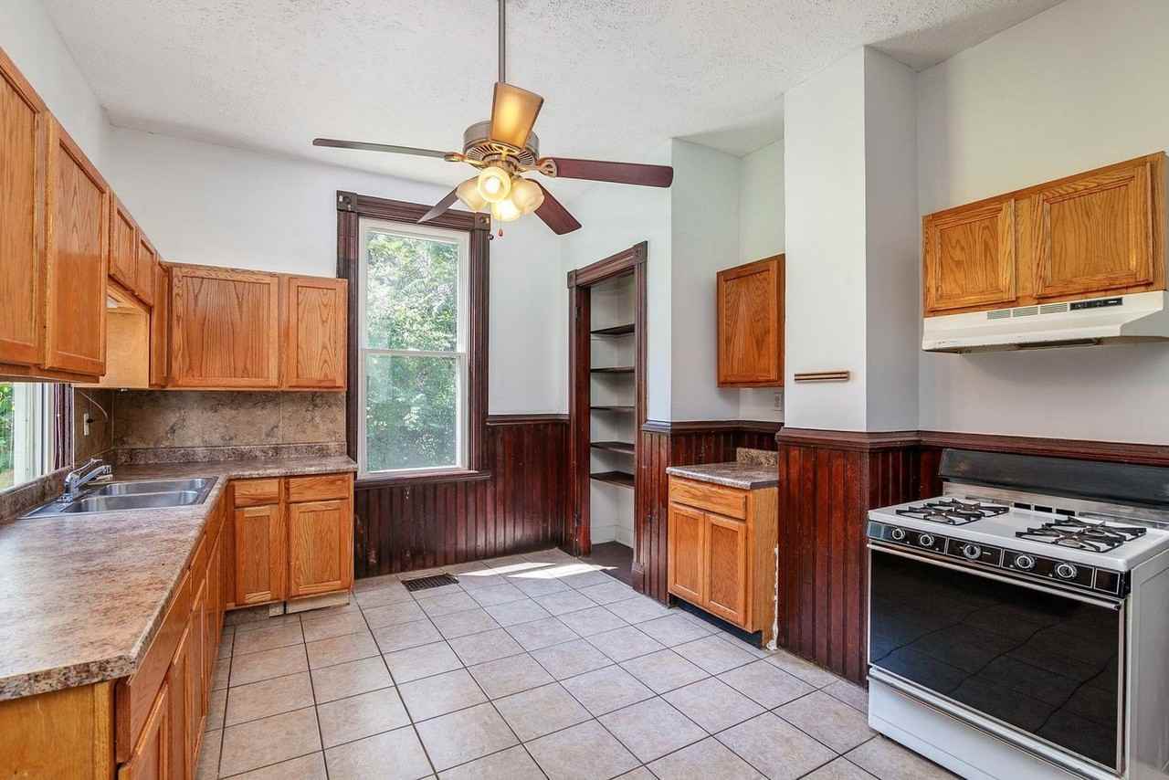 607 Riddle Rd - Photo 2 of 19