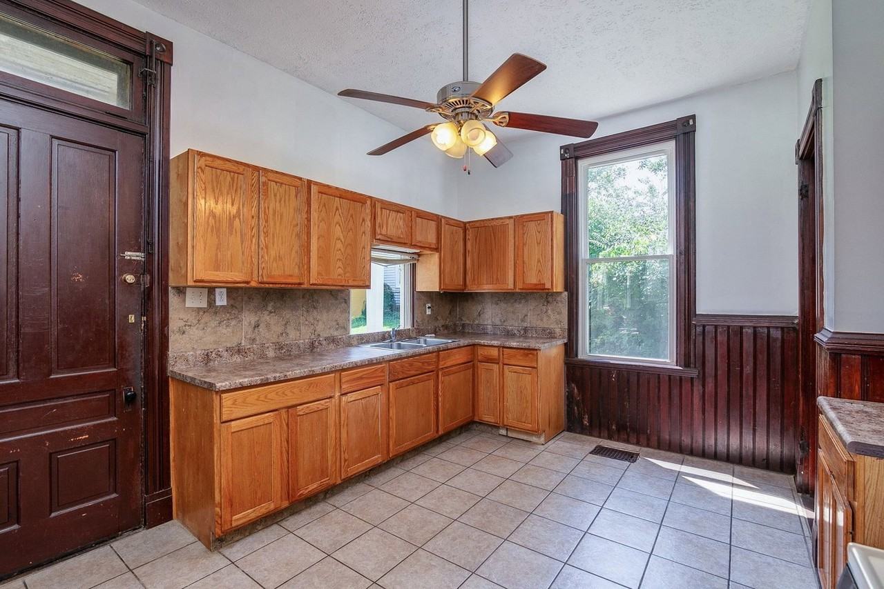 607 Riddle Rd - Photo 3 of 19