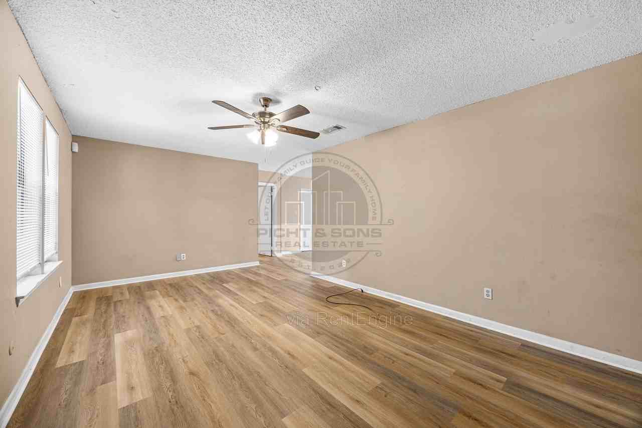 5638 Lumberjack Ln - Photo 3 of 32